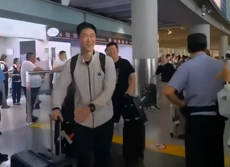 开云体育下载-国乒落地北京全队洋溢笑容！梁靖崑两儿子接机 王楚钦仍一脸疲惫